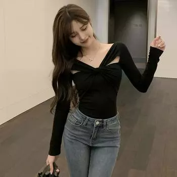 Повседневная универсальная внутренняя одежда. Простой тонкий однотонный топ нерегулярного полого дизайна с V-образным вырезом и длинными рукавами. S