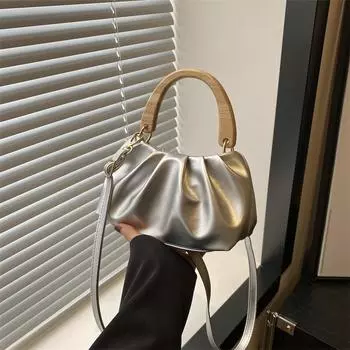 Повседневные, модные и красивые плиссированные женские сумки для переноски вручную 2024 года, новые весенние популярные нишевые простые женские сумки-мессенджеры на одно плечо чёрный