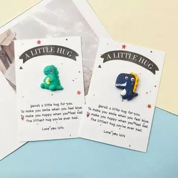 Поздравительная открытка «Карманные объятия» Утешительная поздравительная открытка с миниатюрным смоляным динозавром синий
