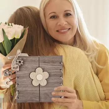 Поздравительная открытка ко Дню матери Открытка ручной работы из дерева с незабудкой Открытка ко Дню матери в деревенском стиле Подарок маме бабушке