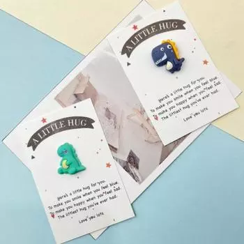 Поздравительная открытка Yousheng Pocket Hug Утешительная поздравительная открытка с мини-динозавром из смолы Тепло поощрительная поздравительная открытка Подарки для друзей и семьи зелёный