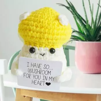 Позитивный милый картофель с позитивной открыткой. Крошечные картофельные шарики из пряжи. Вдохновляющие куклы для вязания крючком. Подарки на день рождения для друга.