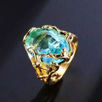 Позолоченное кольцо с властным вырезом и сапфировым стеклом на руке 6