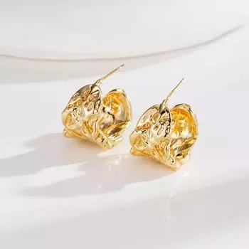 Позолоченные медные серьги с морщинистой текстурой и серебряными штифтами — модные, универсальные и стильные для поездок на работу