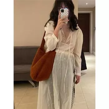 Практичная сумка через плечо LittleChicThings из карамельного плюша с круглым дном и коротким ремешком