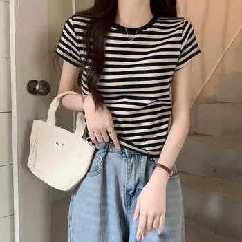 Правое плечо, внутренняя футболка во французском сладко-пряном стиле, женская летняя одежда 2024 года, новые контрастные полосатые нижние части, топы с короткими рукавами S
