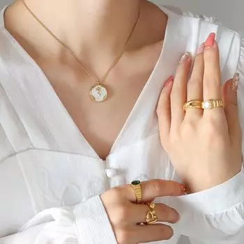 Праздничный стиль отдыха Ниша не выцветает Французская мода инкрустированная эмаль капает масло круглый бренд кулон позолоченное ожерелье