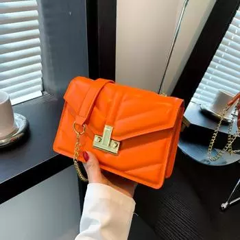 Премиальное чувство иностранного стиля маленькая сумка 2024 новая женская сумка осень популярная сумка-мессенджер с бриллиантовой цепочкой маленькая квадратная сумка через плечо чёрный