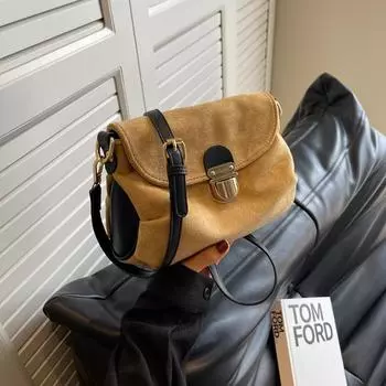 Премиум-чувство простая матовая маленькая квадратная сумка модная текстура новинка 2024 года осень и зима модный иностранный стиль одно плечо косой пролет чёрный