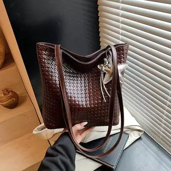 Premium sense large capacity woven bucket bag shoulder messenger bag new versatile work commuter bag