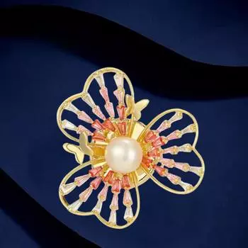Пресноводный жемчуг Клевер Магнитная пряжка Брошь Женский высококачественный циркониевый корсаж Универсальный костюмный аксессуар для пальто Electroplated real gold золотой