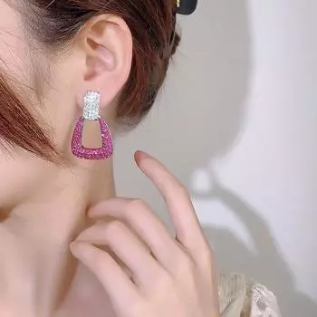 Преувеличенная атмосфера, легкие роскошные серьги высокого класса, темпераментные квадратные серебряные игольчатые женские серьги с рубинами и сапфирами красный