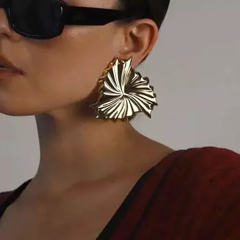 Преувеличенная индивидуальность Простые металлические геометрические плиссированные серьги-ромашки Холодный стиль Высококачественные серьги-темпераменты золотистый