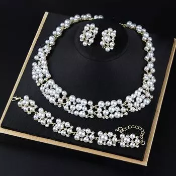 Преувеличенное жемчужное ожерелье, браслет, серьги, три части, короткое платье до ключицы, аксессуары белый