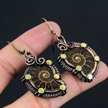 Причудливая медная проволока драгоценного камня ископаемого аммонита чистая обернутая серьгами Хандмаде для подарка 2.24 Inches коричневый