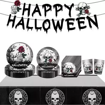 Принадлежности для вечеринки в честь Хэллоуина включают бумажные тарелки, чашки, салфетки, скатерть, баннер.