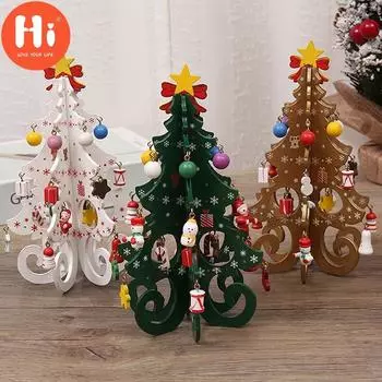 Привет, креативная рождественская елка с маленькими подвесками. Привет. белый