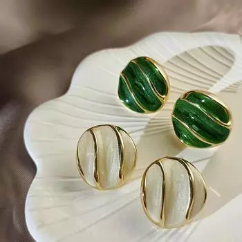 Привлекательные и универсальные серьги-пусеты с шикарным и роскошным дизайном — отлично подойдут к любому наряду белый