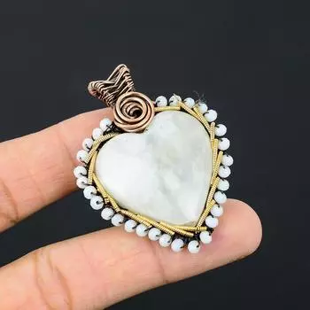 Привлекательный кулон из медной проволоки в форме сердца с лунным камнем и драгоценным камнем ручной работы 2.17 Inches белый