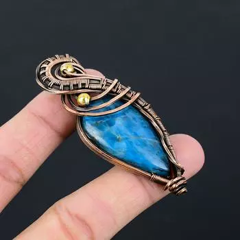 Привлекательный неоновый синий апатитовый драгоценный камень Чистая медная проволока, обернутая ювелирным кулоном ручной работы 2.76 Inches синий