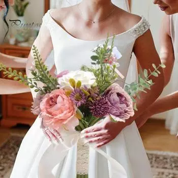 Привлекательный свежий яркий искусственный цветок, элегантный свадебный букет жениха и невесты на юбилей