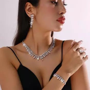 Привлеките внимание в особых случаях с этим сверкающим комплектом украшений, украшенным сверкающими цирконами.