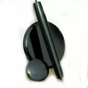 Прочная деревянная подставка для шлема черного цвета