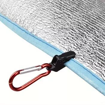 Прочные и надежно закрепленные солнцезащитные тенты, навесы и палатки с ветрозащитными зажимами и крючками, используемые для защиты от ветра во время кемпинга на открытом воздухе.