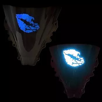 Прощальный поцелуй Череп Скрещенные кости Губы Светоотражающие наклейки для автомобиля Водонепроницаемые наклейки для автомобиля Мотоцикла Шлема для лобового стекла Ноутбука ПВХ 11.5x7CM красный