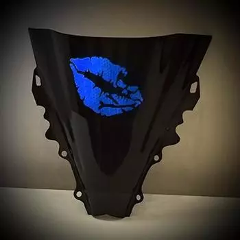 Прощальный поцелуй Череп Скрещенные кости Губы Светоотражающие наклейки для автомобиля Водонепроницаемые наклейки для автомобиля Мотоцикла Шлема для лобового стекла Ноутбука ПВХ Red 11.5x7CM