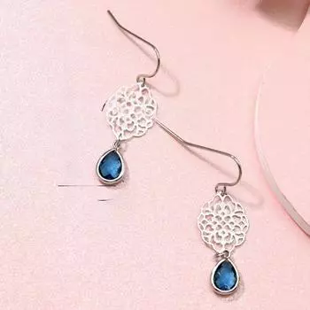 Простая и модная подвеска с преувеличенным овальным ажурным цветком и синим кристаллом