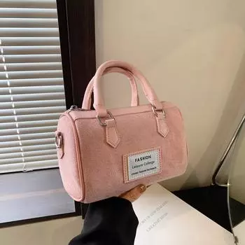 Простая и стильная кожаная сумка-ведро с надписью и регулируемым плечевым ремнем