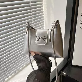 Простая и стильная портативная модная сумка-ведро Простая и стильная сумка через плечо 2024 года, летняя нишевая простая женская сумка-мессенджер чёрный