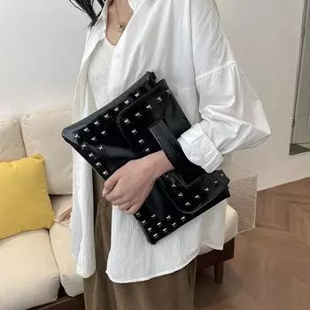 Простая и универсальная модная женская сумка с заклепками 2024 года, новая иностранная сумка в стиле индивидуальная сумка-конверт через плечо, сумка-мессенджер на цепочке серебряный