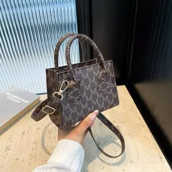 Простая и вместительная сумка через плечо для студентов, модная маленькая квадратная сумка, женская летняя новая модная сумка 2024 года чёрный