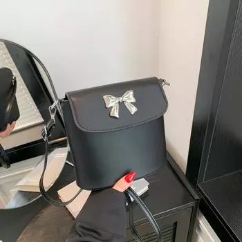 Простая маленькая квадратная сумка с бантом, корейская версия, персонализированная модная сумка для женщин 2024 года, весна-лето, новая нишевая модная сумка-мессенджер чёрный