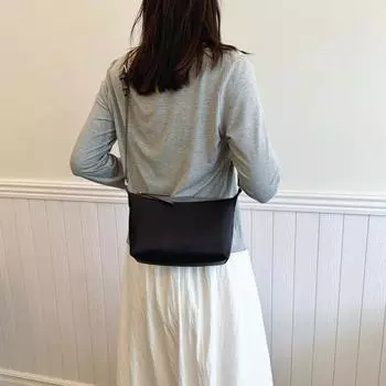 Простая маленькая женская сумка 2024 года, осень-зима, новая сумка через плечо, модная и иностранная, универсальная сумка-мессенджер для поездок на работу чёрный