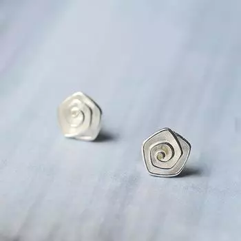 Простая мини-пятиугольная спиральная антиаллергенная серьга-гвоздик