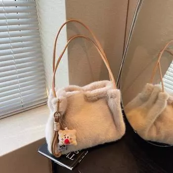 Простая плюшевая маленькая сумка женская осенне-зимняя новая сумка через плечо подмышку модная иностранная стильная пушистая сумка-ведро no pendant