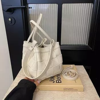 Простая повседневная сумка-ведро для переноски вручную 2024 года, новая модная плетеная сумка через плечо, нишевая сумка-мессенджер высокого класса