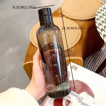 Простая прозрачная бутылка для воды с градуированной фитнес-чашкой, подходящая для активного отдыха, путешествий и занятий фитнесом. белый