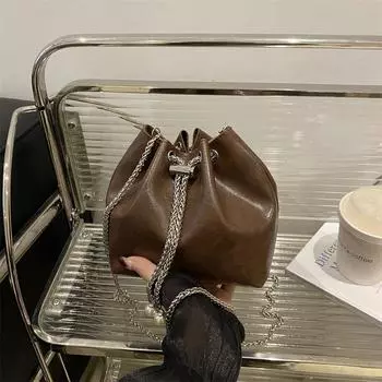 Простая сумка через плечо в стиле ретро, повседневная, иностранного стиля, большая вместимость, 2024, новая модная однотонная сумка через плечо с цепочкой, сумка-ведро чёрный