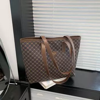 Простая вместительная сумка-тоут для женщин на работу и обратно 2024 года, летняя новая модная простая портативная сумка через плечо для женщин коричневый