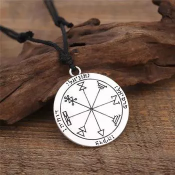 Простое, но стильное старинное ожерелье из двух круглых вощеных веревок с крестообразным плетением из золота и серебра. wax rope золотой