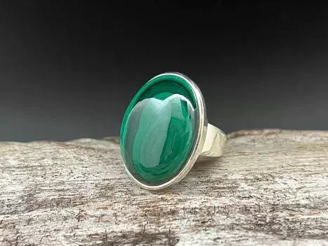 Простое овальное кольцо с малахитом, все размеры // Серебро 925 пробы // Кольцо с зеленым малахитом 5 зелёный