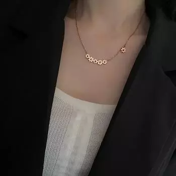 Простое ожерелье с ромашками, женские ювелирные изделия, модное ожерелье с подвеской в виде цветка, титановая стальная цепочка с цветком на ключицу золотой