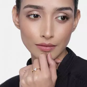 Простое позолоченное кольцо Estele для женщин с белым камнем (нерегулируемое)