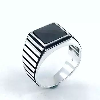 Простое стильное серебряное мужское кольцо черного квадрата