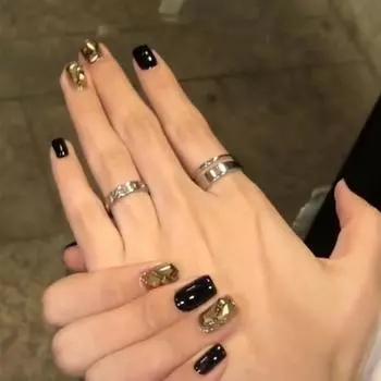 Простой блестящий лак для ногтей черного и шампанского цвета