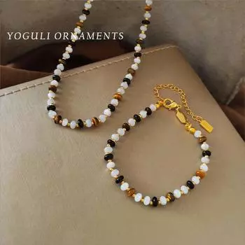 Простой браслет-колье контрастного цвета из бисера